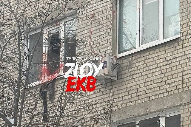 На Уктусе мужчина выломал стеклопакет и упал вниз с третьего этажа