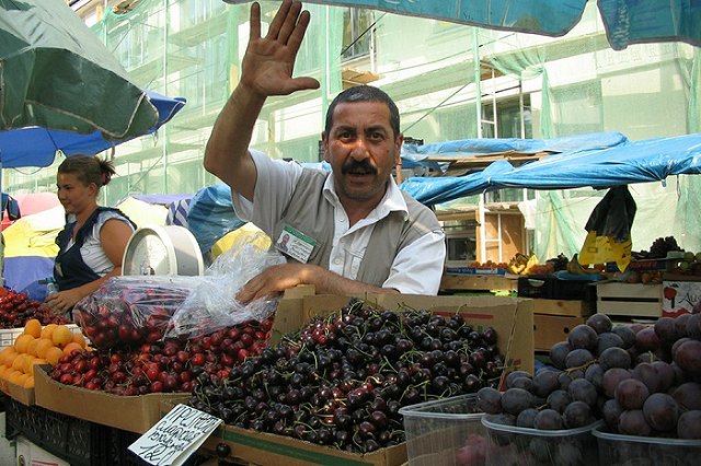 «Суровые» екатеринбуржцы едят продукты, не отходя от прилавка