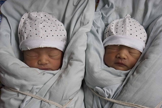 Близнецы в США родились с разницей в пару минут, но в разные годы