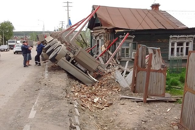 Перевернувшийся лесовоз выломал забор и выбил окна в частном доме на Урале