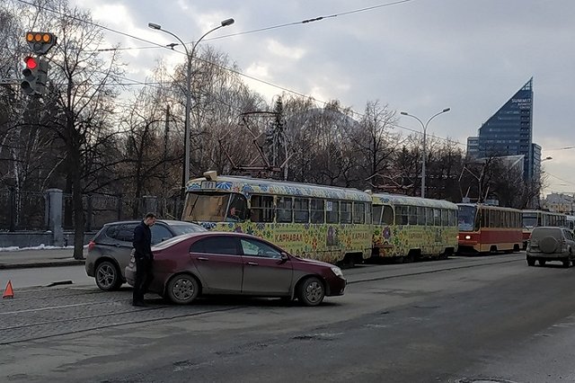 Движение трамваев в обе стороны по 8 Марта парализовало из-за ДТП