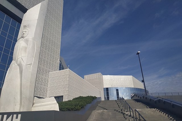 При эвакуации Ельцин Центра детей отправили на улицу без верхней одежды