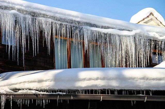 Упавшая с крыши глыба снега насмерть задавила бабушку