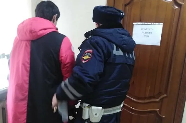 На Сортировке подросток выпрыгнул из авто, пытаясь сбежать от сотрудников ГИБДД