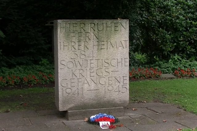 Власти ФРГ решили разделить могилы советских солдат на русских и украинцев