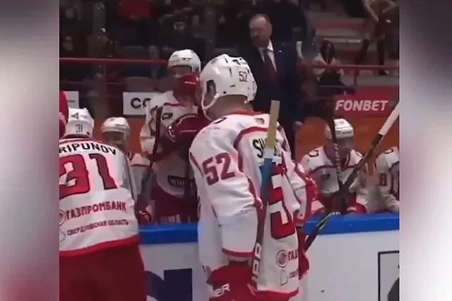 Игрок «Автомобилиста» обматерил и ударил оператора во время матча