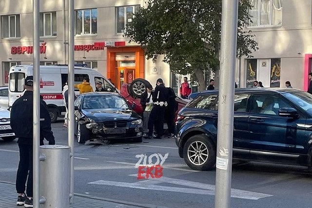 В Екатеринбурге перевернулась иномарка с беременной женщиной и её дочерью