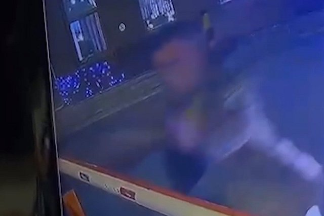 Мужчина в военной форме сломал шлагбаум у «Высоцкого»