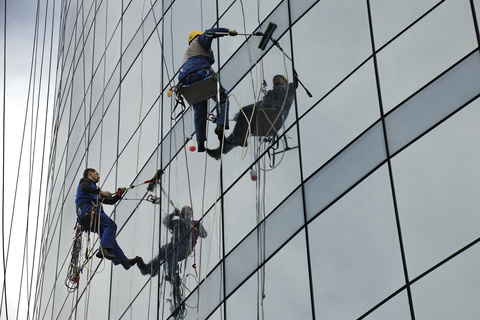 Пьяный челябинец забрался на 10-метровый скалодром, проиграв в карты