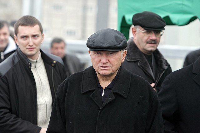 Лужков назвал свою ферму примером для российского правительства