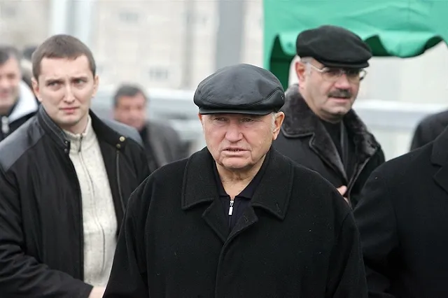 Лужков назвал свою ферму примером для российского правительства