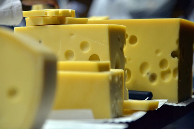 Сыры в российских магазинах оказались фальшивыми и опасными