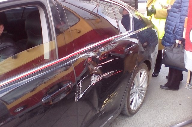 На трамвайных путях по Радищева Lexus «залетел» под трамвай