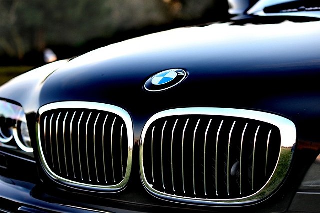 В Екатеринбурге ночью сгорел внедорожник BMW X6