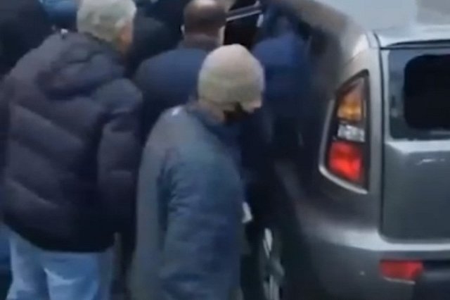 Перепутал педали: 79-летний водитель въехал в толпу пешеходов. Пострадали 8 человек