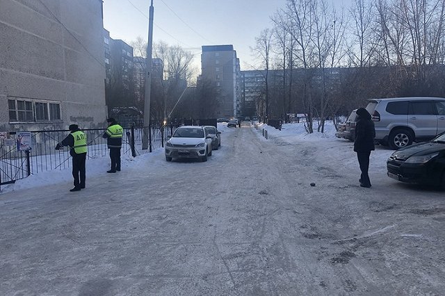 Девочка попала под машину возле школы в Екатеринбурге