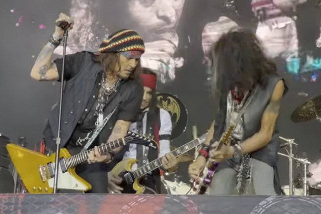 «Берегите себя, увидимся». В Россию собирается приехать Джонни Депп