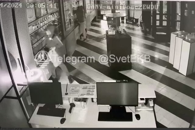 Салон связи «Мотив» ограблен на улице Вайнера в Екатеринбурге (ВИДЕО)