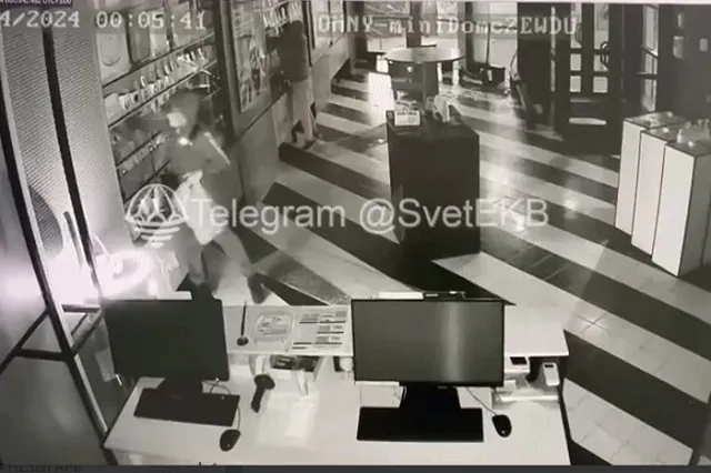 Салон связи «Мотив» ограблен на улице Вайнера в Екатеринбурге (ВИДЕО)