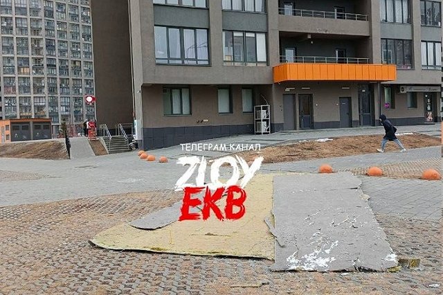 В ЖК «Светлый» рухнул фасад из-за сильного ветра