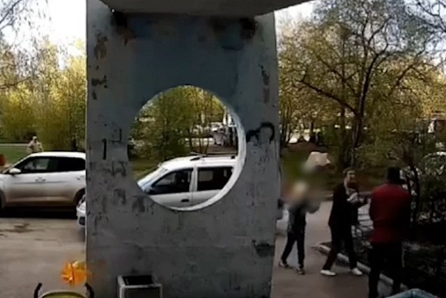 На ЖБИ пара екатеринбуржцев подралась с водителем легковушки