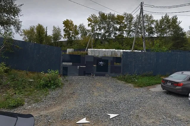 На Уктусе продают несколько гектар земли, заставленных рядами гаражей