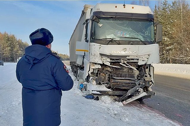 Иногородний водитель «КамАЗа» «замесил» на Серовском тракте ДТП с фургоном и легковушкой (ФОТО)
