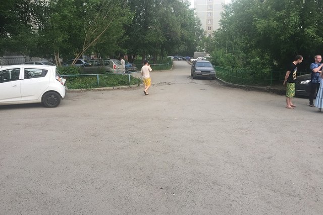 Мопед сбил двухлетнего ребенка на улице Автомагистральная, водитель скрылся