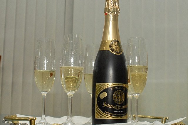 Стали известны итоги проверки по факту фотографии с бутылками в зале суда