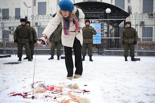 В консульстве России в Одессе заявили о выброшенных радикалами цветах