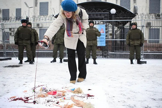 В консульстве России в Одессе заявили о выброшенных радикалами цветах