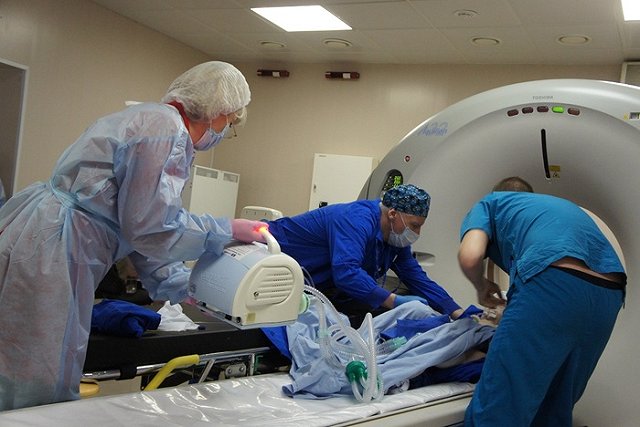 «Жутко было столкнуться с цитокиновым штормом». Начинающий медик рассказала о «красной зоне»