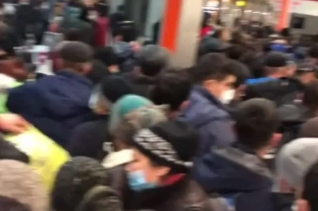 В Кольцово образовались гигантские очереди