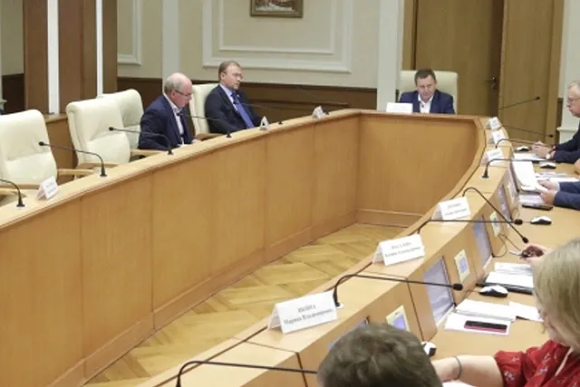 Свердловских политиков снова заставляют носить маски