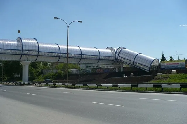 На ЕКАД возведут пешеходный переход с диодными светильниками и лифтами