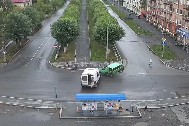 В свердловском городе «Нива» на полном ходу влетела в микроавтобус