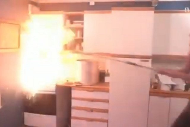 Спасатели рассказали, чем можно тушить горящее масло