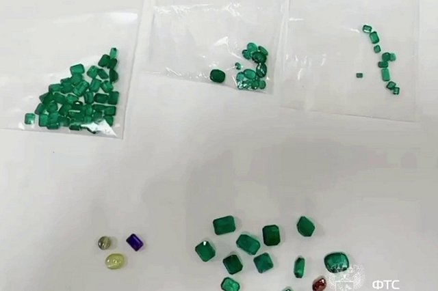 Туристка прилетела в Россию с изумрудами в трусах на более, чем миллион рублей