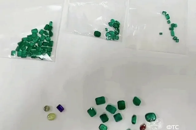 Туристка прилетела в Россию с изумрудами в трусах на более, чем миллион рублей