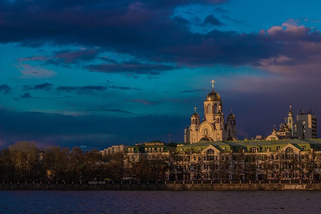 Forbes предложил миллиардерам прокатиться на трамвае по проспекту Ленина