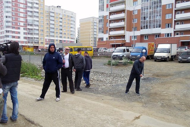 Жители Академического борются с захватчиками их земель под платную парковку