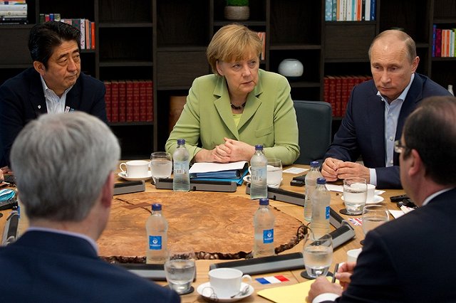 Кремль анонсировал встречу Путина с Порошенко в «нормандском формате»