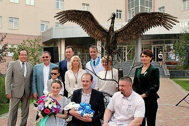 Скульптуру аиста установили в Областной детской клинической больнице № 1