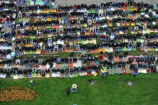 Сотни мусульман вышли на улицы Екатеринбурга отмечать Курбан-байрам