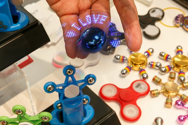 ВЦИОМ: «Половина россиян владеет спиннерами»