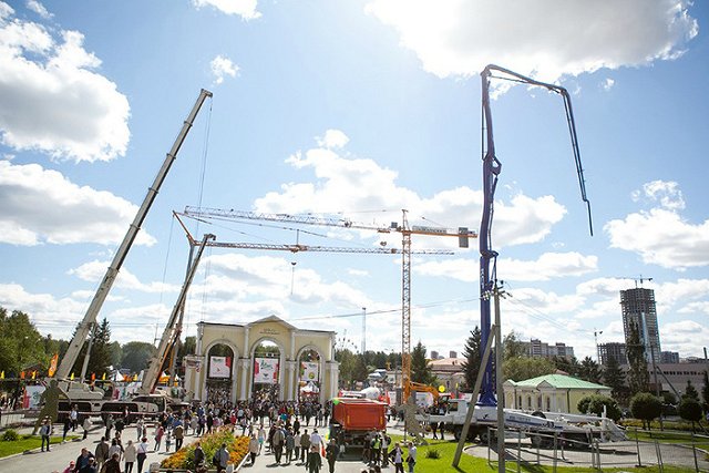 На Дне строителя в ЦПКиО екатеринбуржцы сфотографируются с Дзюбой и Акинфеевым