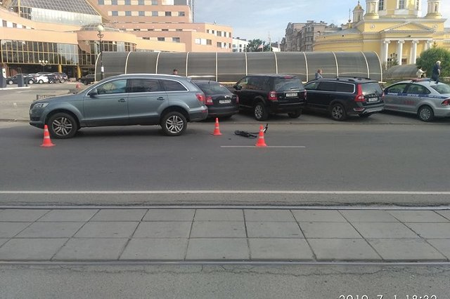 Подросток на самокате врезался в Audi