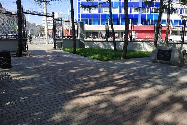 В Дендрарии рассказали, почему исчезли скамейки у нового входа возле памятника павшим воинам