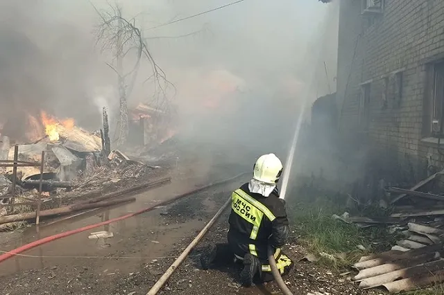 Огнеборцы ликвидировали крупный пожар в Екатеринбурге