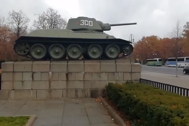 Немецкий журналист призвал убрать памятник советскому танку Т-34 у Рейхстага